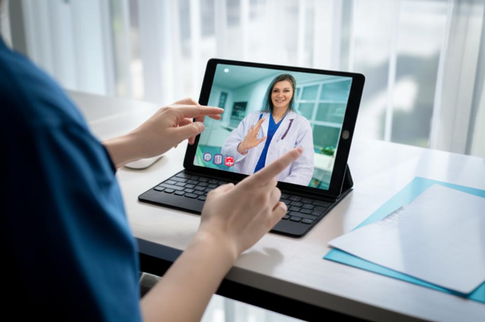 Paciente utilizando um tablet para uma consulta médica virtual.