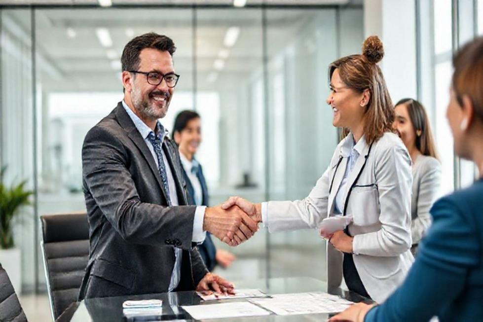 Líder empresarial apertando a mão de representante de plano de saúde em ambiente corporativo moderno.